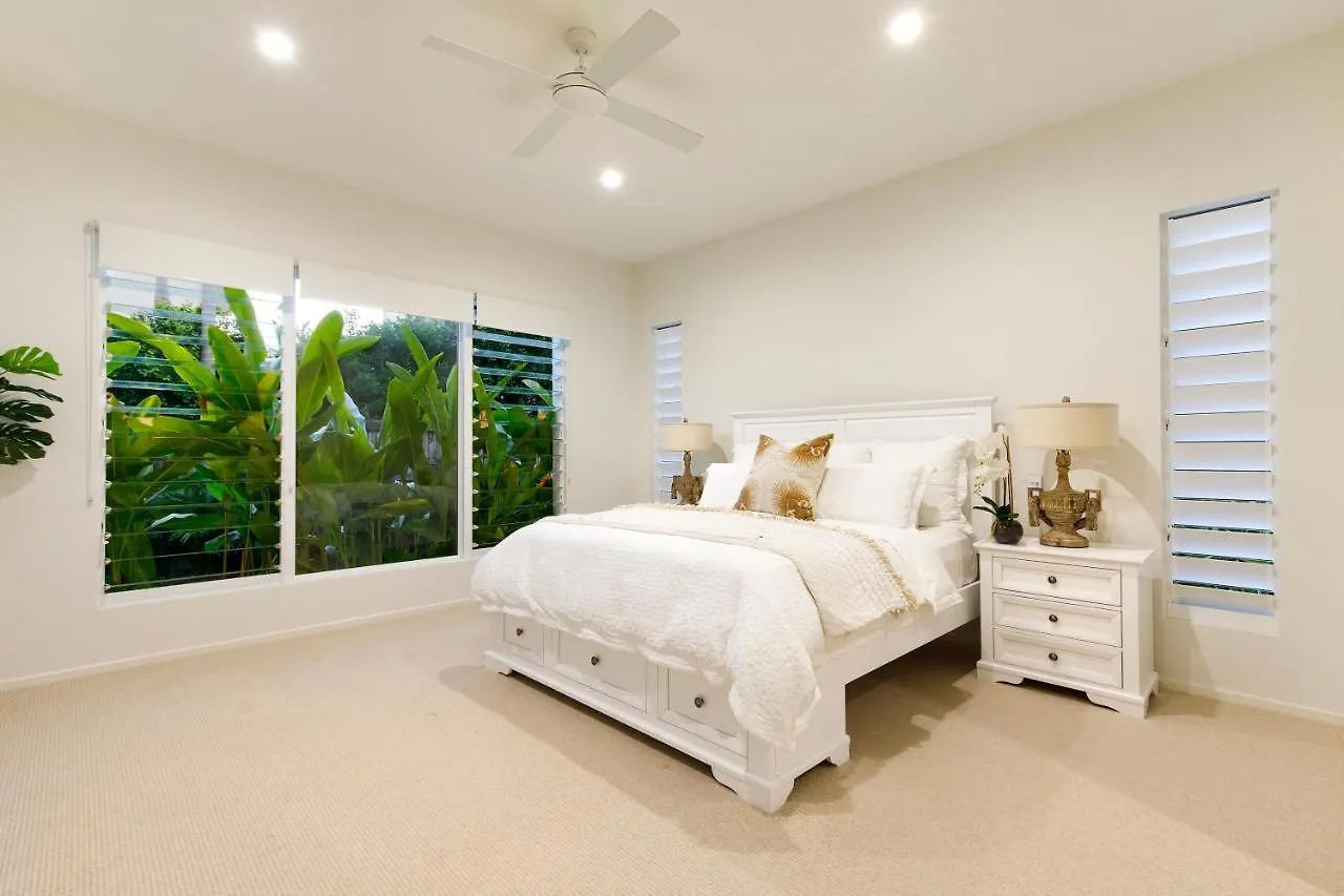 Exquisite Riverside Living, Noosaville Holiday home