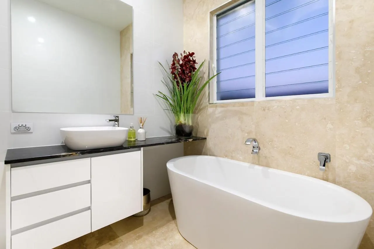 Exquisite Riverside Living, Noosaville Holiday home